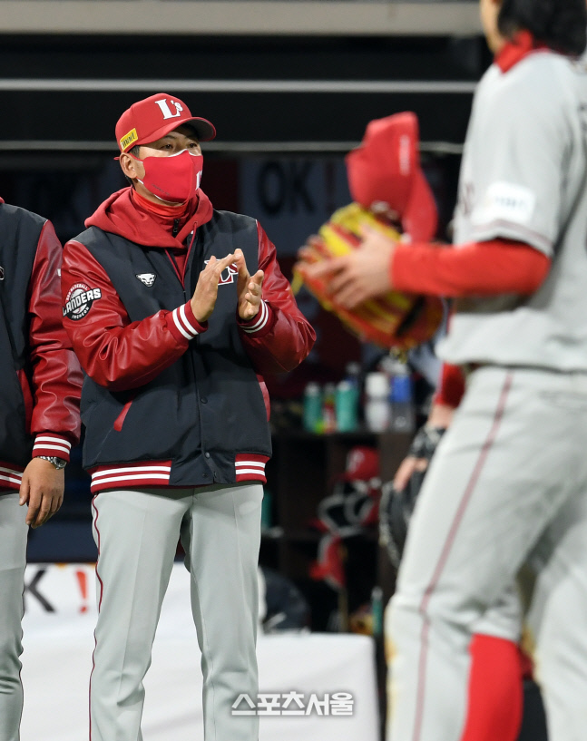 [포토]개막 3연승 선수들에게 박수를 보내는 김원형 감독