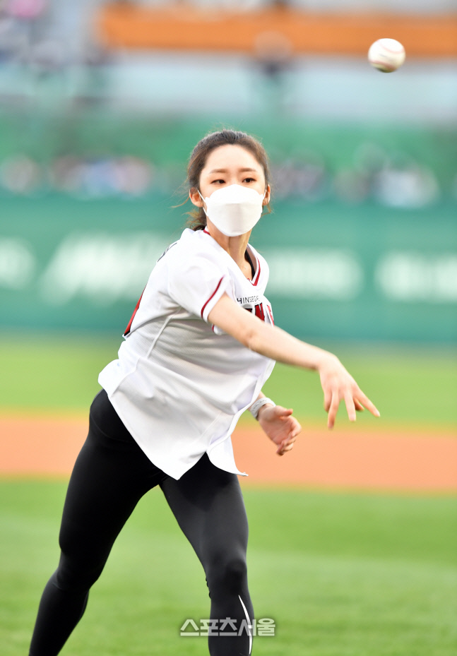 트리플악셀 시구 펼치는 피겨스케이터 김예림[포토]