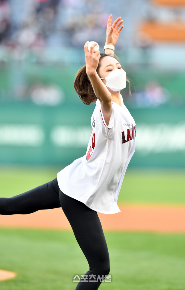 SSG-KIA전 시구하는 김예림[포토]