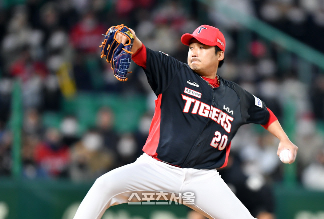 홍상삼 이어 세번째 투수로 나선 이준영[포토]