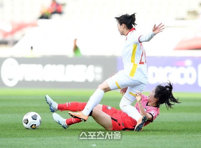 [포토]여자축구대표팀 이민아, 과감한 태클