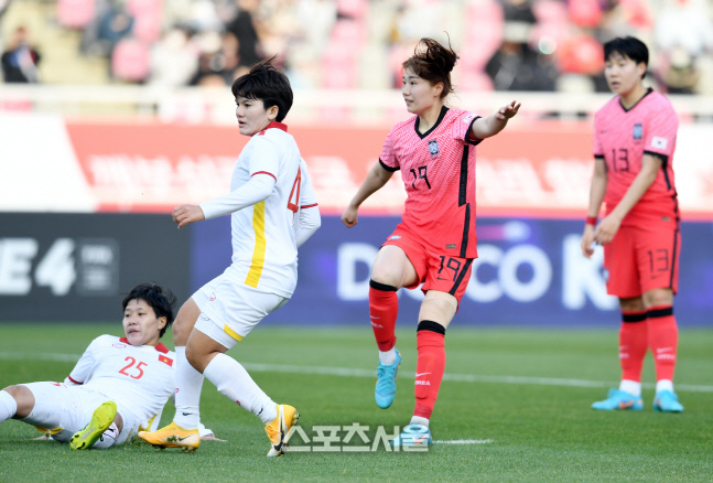 [포토]여자축구대표팀 강채림, 들어갔다!