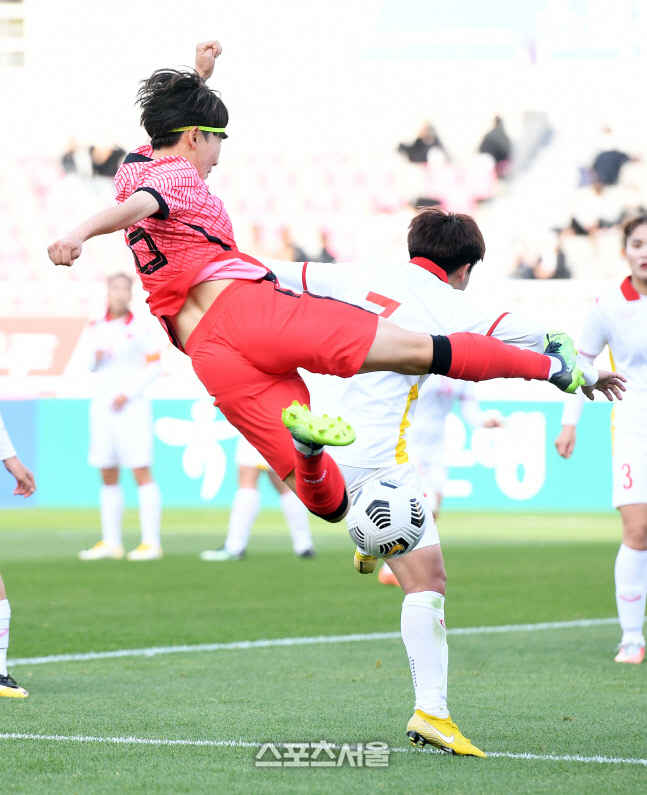 [포토]발리슛 시도하는 여자축구대표팀 임선주