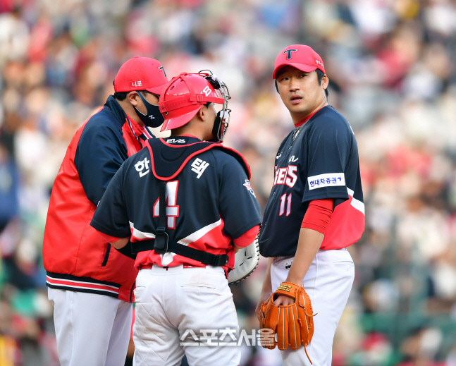 [포토]이민우 다독이는 서재응코치