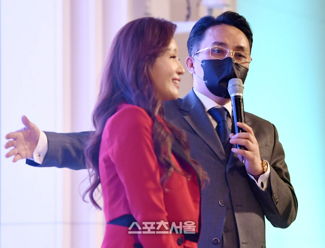 박형석 코리라결제시스템 회장의 \'매너손\', 가수 김혜연을 아끼는 마음이 뿜뿜! [포토]