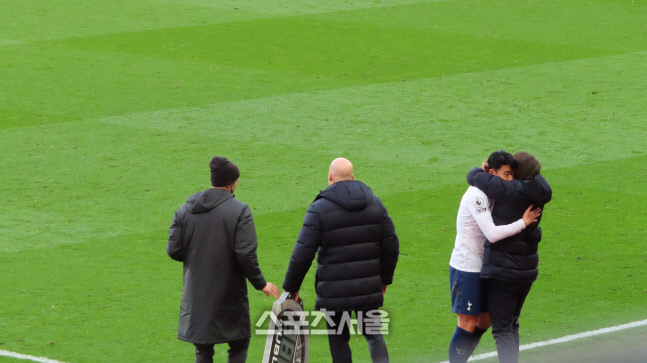 손흥민, 해트트릭 볼 들고 함박웃음, 콘테는 뽀뽀까지 [SS현장]