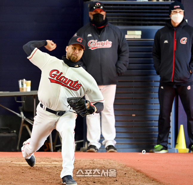 [포토] 롯데 스파크맨 \'역투\'