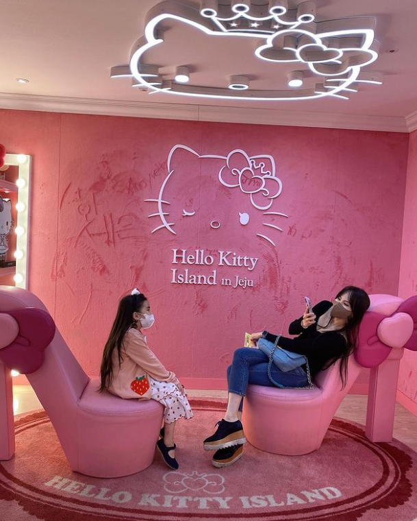 허리 꺾은 김지우 "딸을 찍어보겠다는 엄마의 의지" 육아 공감[★SNS]