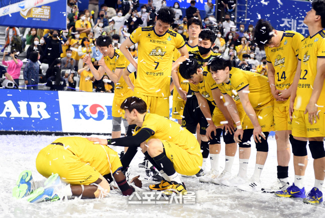 [포토] 아쉬움에 못 일어나는 케이타