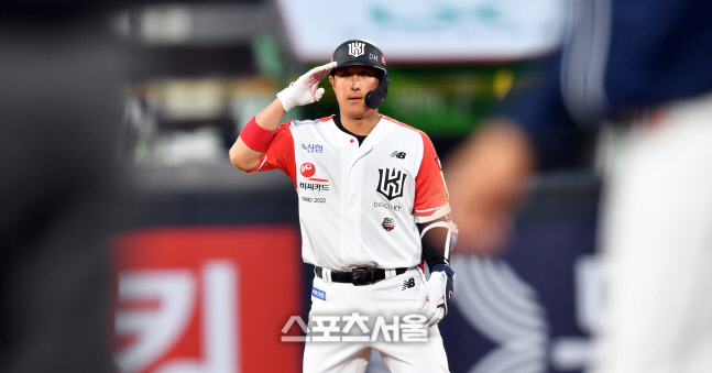 1회말 2루타로 출루하는 황재균[포토]