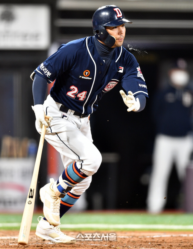 2회에 이어 4회에도 주자 진루시키는 오재원[포토]