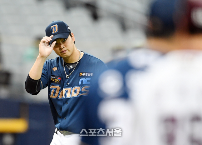 [포토]푸이그에게 사과의 제스처를 보내는 송명기