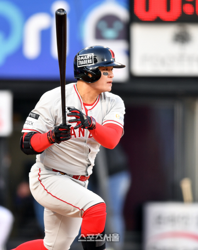 선두타자 안타출루하는 추신수[포토]