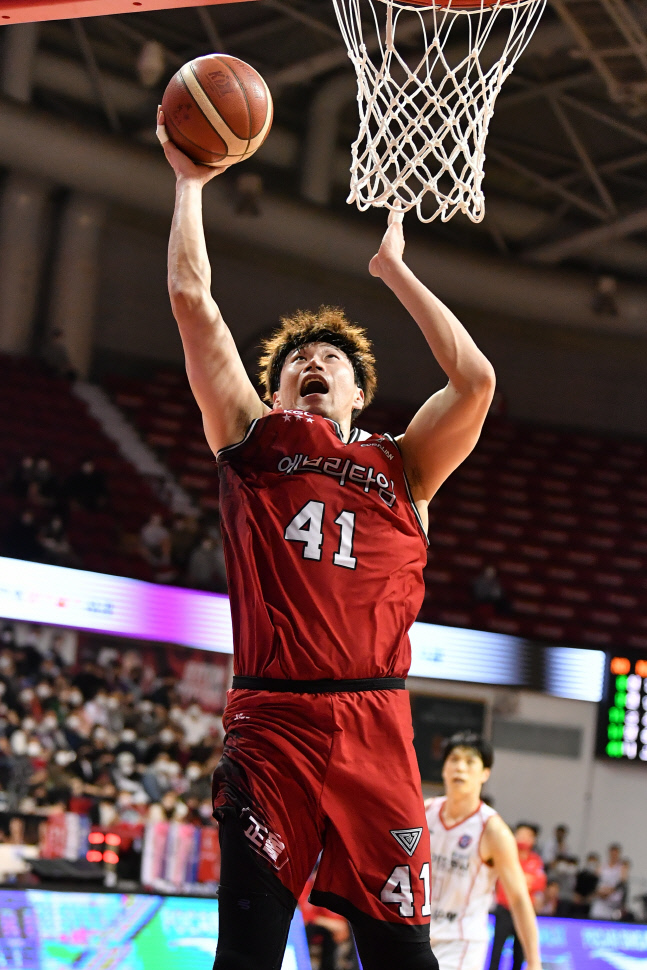 '오세근+전성현=46점' KGC, 가스공사 또 격파...4강 100% 확률 잡았다 [SS 안양in]