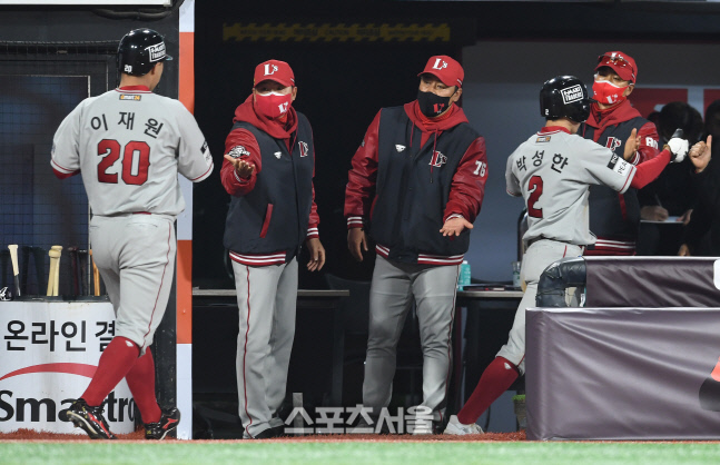 [포토]역전 득점 주자 맞이하는 SSG 김원형 감독