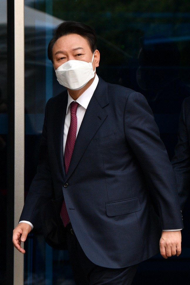 인수위 사무실 나서는 윤석열 당선인