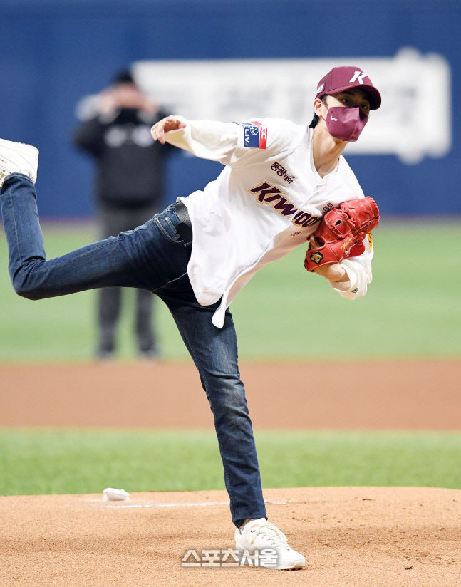 [포토]배우 유선호, 키움-NC전 시구