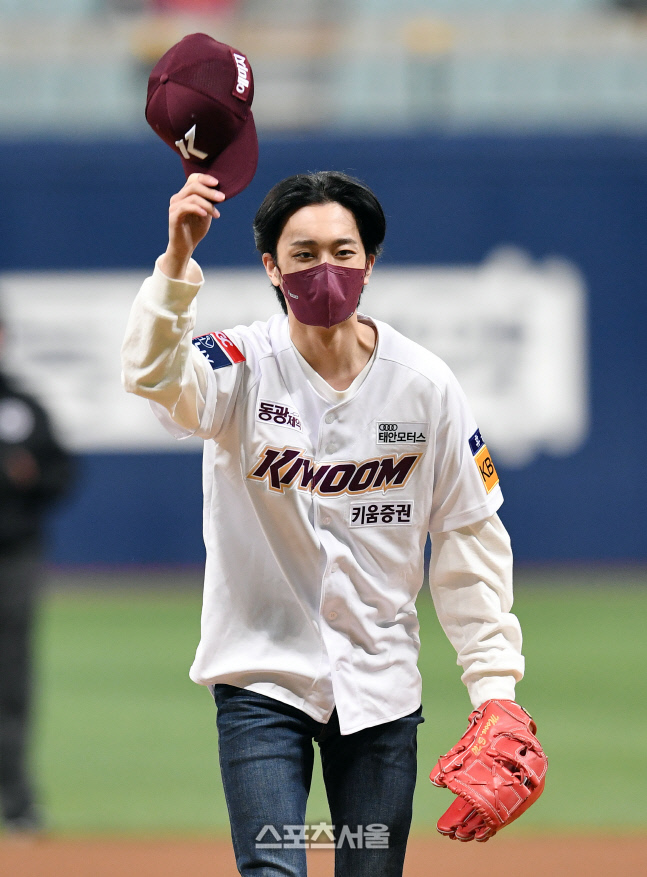 [포토]유선호, 시구 잘 마쳤어요!