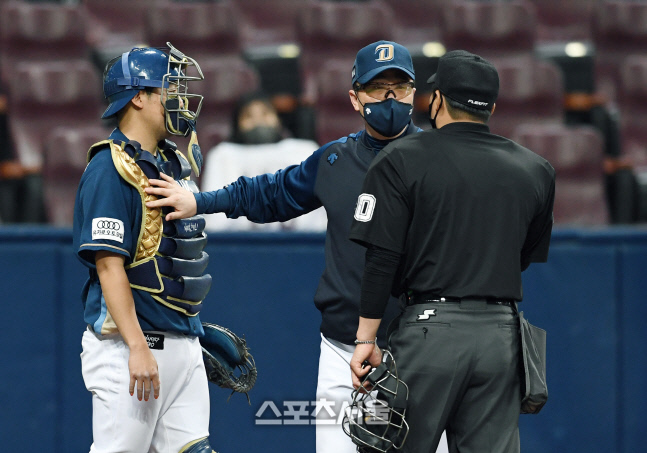 [포토]구심으로부터 포수를 떼어놓는 이동욱 감독