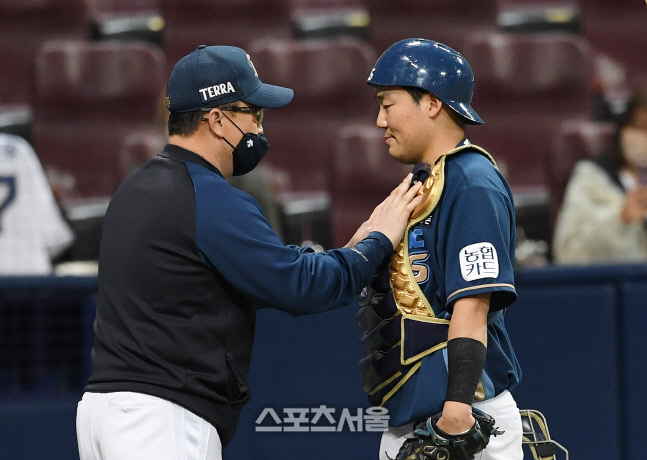 [포토]NC 이동욱 감독, 진정하고...
