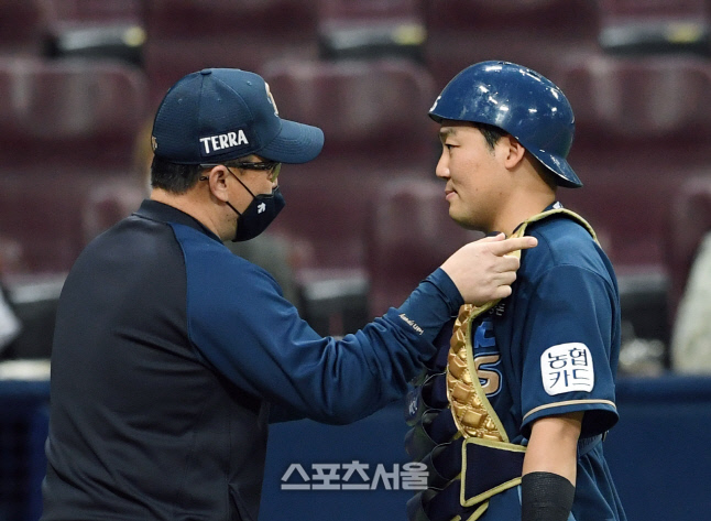 [포토]포수 박대온에게 이야기를 하는 이동욱 감독