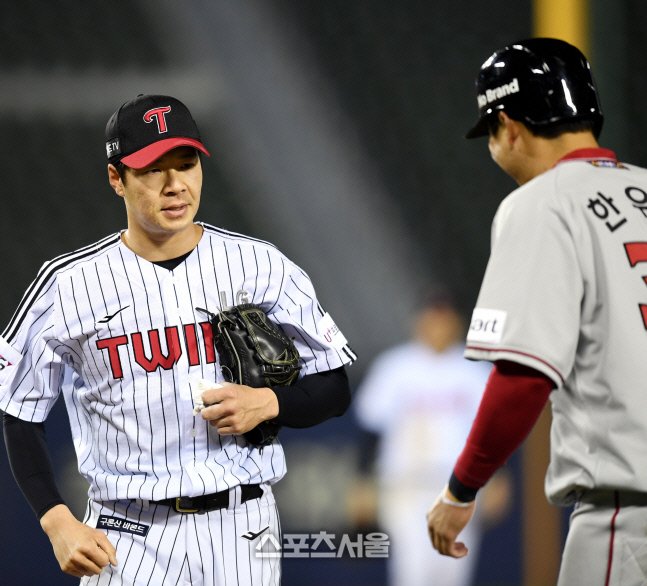 [포토] 한유섬 사구에 사과하는 김대유