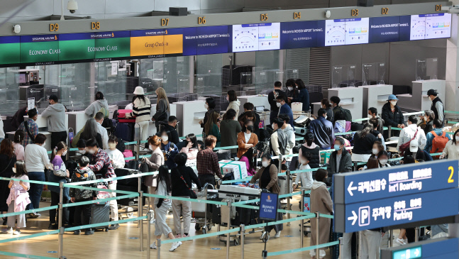 북적이는 인천공항 출국장<YONHAP NO-5962>