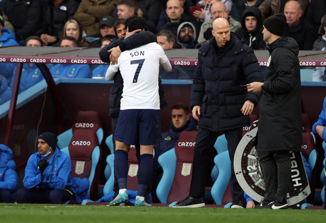 손흥민과 볼 뽀뽀했는데…콘테 감독, 코로나19 양성→브라이턴전은 정상 지휘