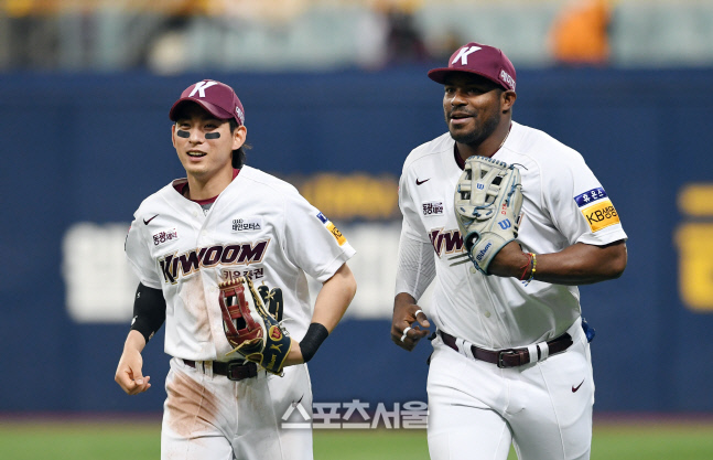 [포토]이정후-푸이그, 위기 넘기고 기분 좋게!