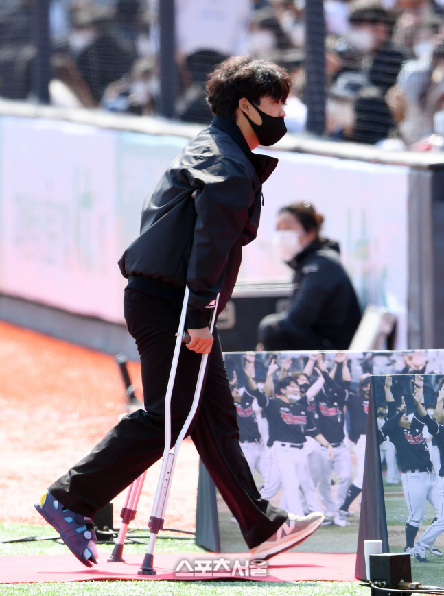 [포토]발가록 골절상 강백호, 목발 신세...