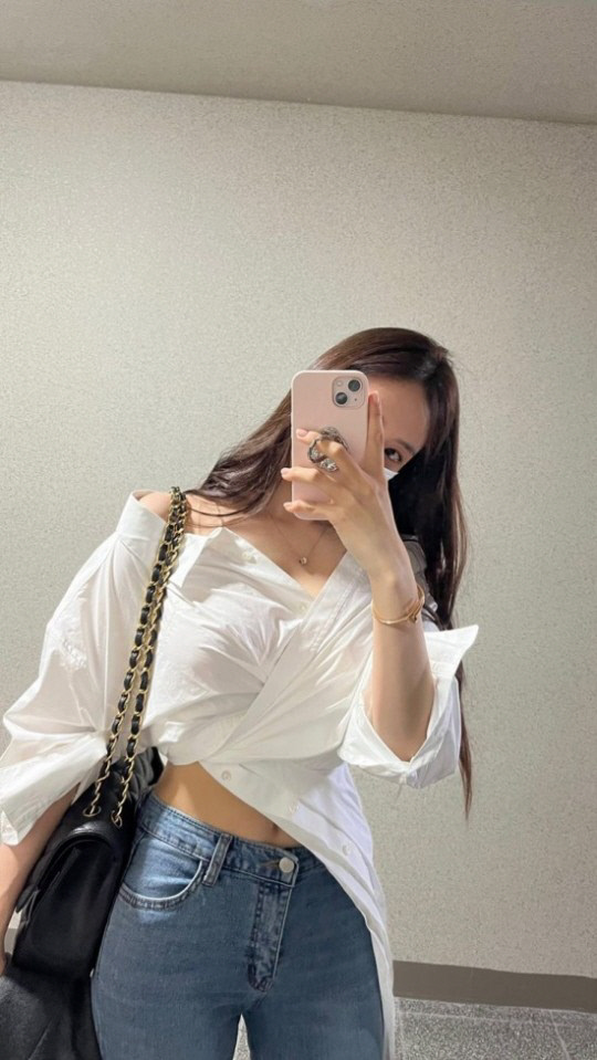 "몸매가 다 했네" 효민, 흰셔츠로 개미 허리+황금 골반 과시[★SNS]