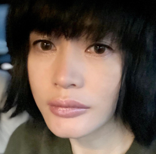 김혜수, 세기말 메이크업 찰떡인 53세…미모 자신감 대단하네[★SNS]