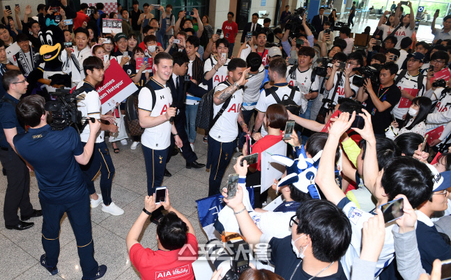 [SS포토]팬들에 둘러 싸인 손흥민, 