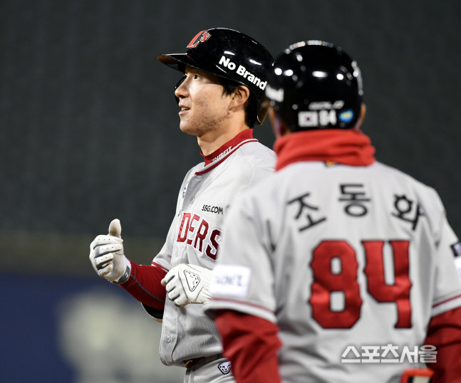[포토] 9회 적시타 박성한 \'10연승이 보인다\'