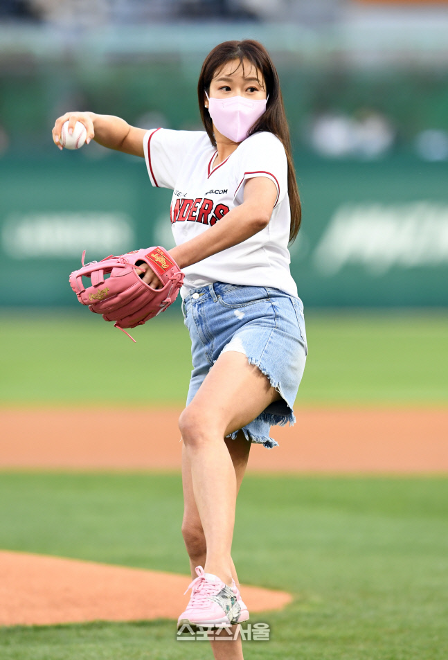 [포토]현영의 시구, 각선미 뽐내며