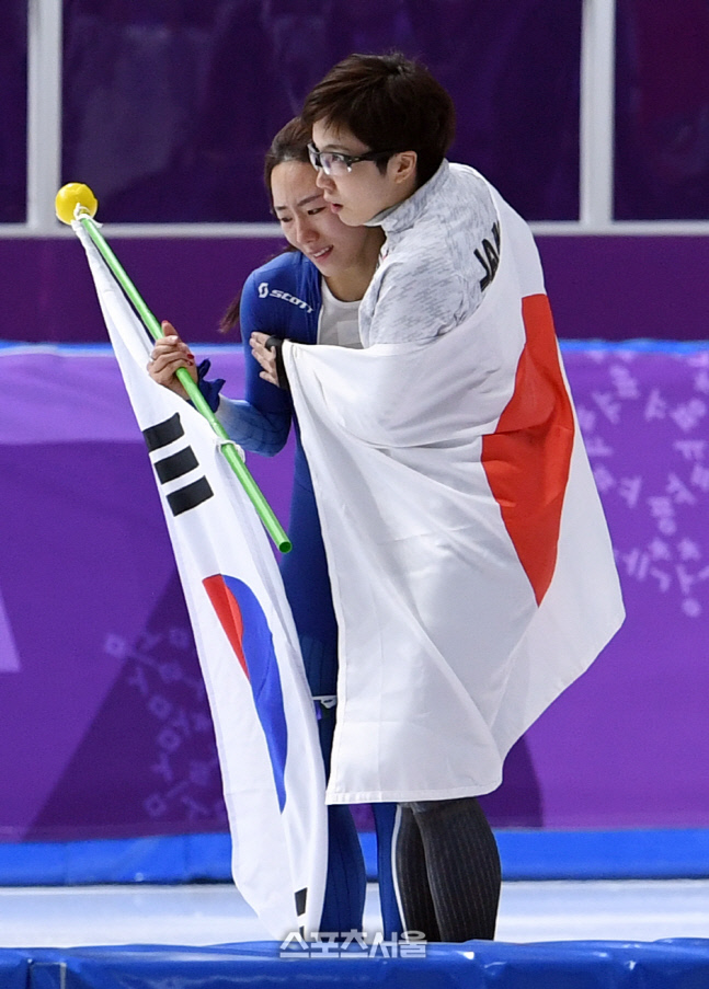 [포토]포옹 나누는 이상화와 고다이라