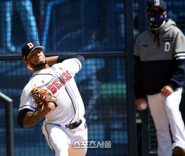 [포토] 재활중인 미란다, 어깨 점검 투구