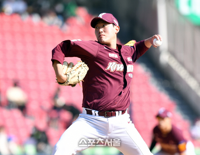 4회말 최원태 이어 등판한 윤정현[포토]