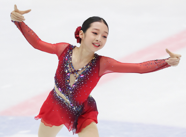 女피겨 기대주 신지아, 세계주니어선수권 쇼트 2위…김연아 이후 16년 만 '메달 보인다'