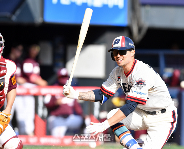 자신의 파울타구에 맞고 고통호소하는 오재원[포토]