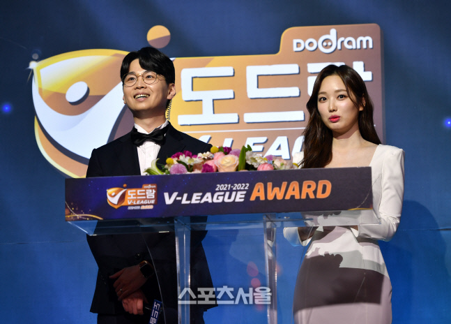 V-리그 시상식 사회맡은 김세연 아나운서[포토]