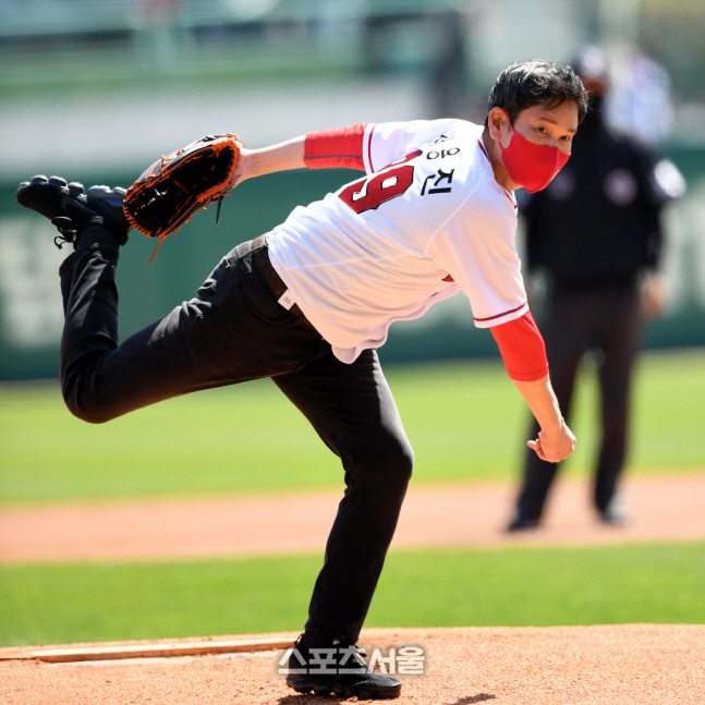 [포토] 시구하는 정용진 구단주 \'잘 던졌지?\'