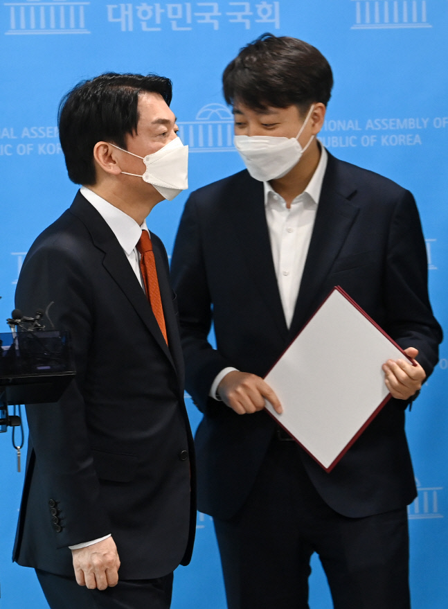 安 후보사퇴 46일만 국민의힘·국민의당 합당, 당명은 국힘 대표는 이준석