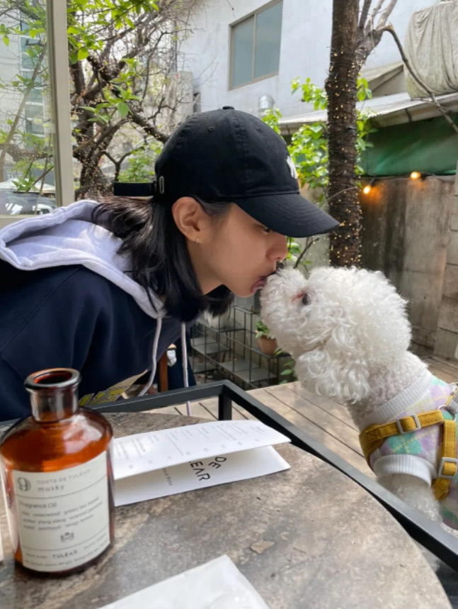 유이, 소두가 모자 쓰면 이런 느낌..'얼굴 삼킬 기세'[★SNS]