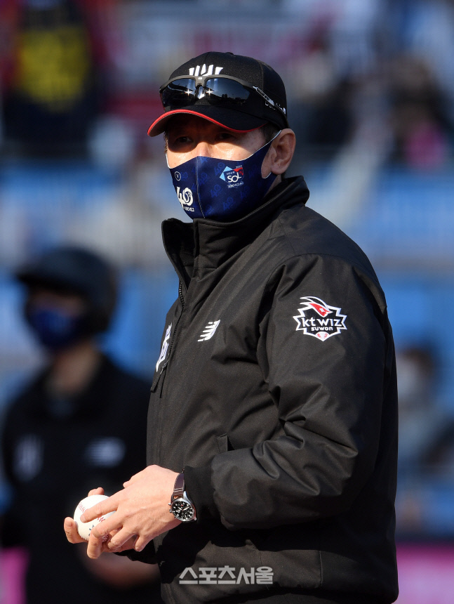 [포토]개막전 승리 기념구 챙긴 KT 이강철 감독