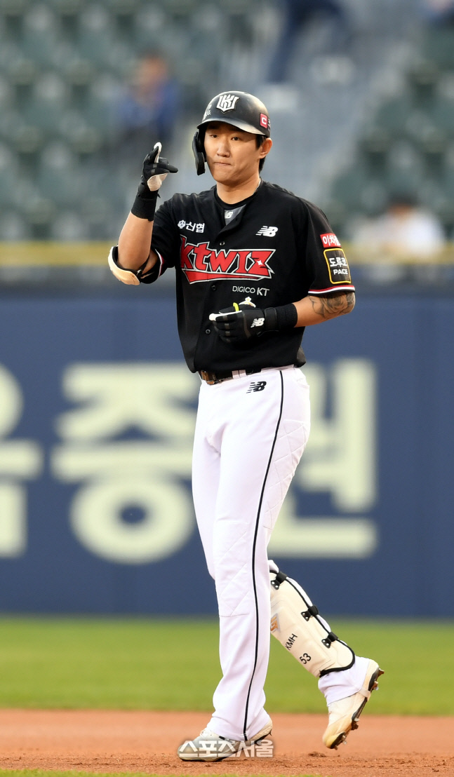 [포토] 김민혁 \'선두타자 안타\'