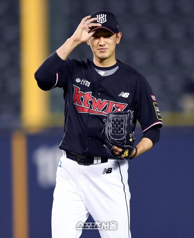 [포토] 김현수 사구에 사과하는 고영표