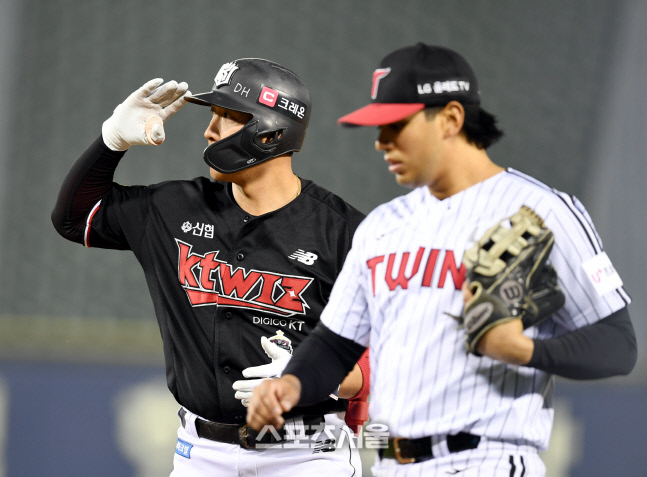 [포토] 황재균, 5회 무사1,3루 만드는 안타