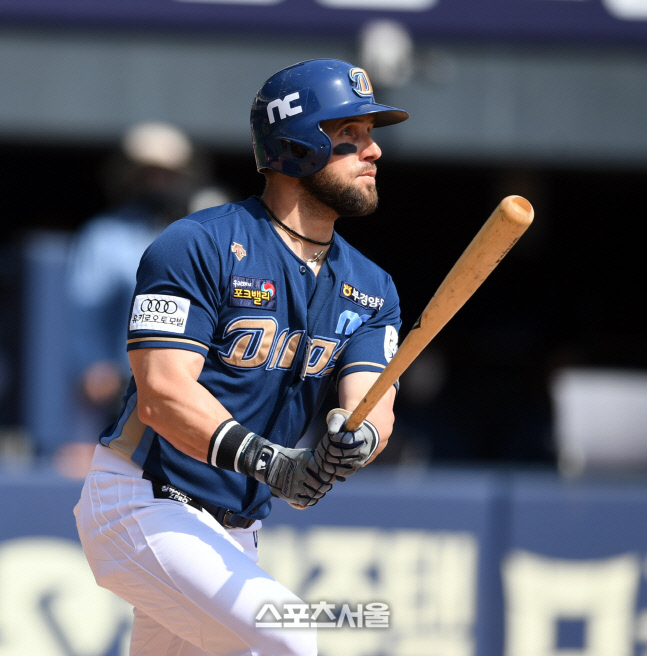 [포토] 마티니, 3회 경기 뒤집는 스리런포 쾅