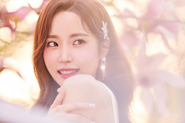 화연, 5월 1일 데뷔 확정…데뷔곡 '꽃핀다' 방시혁 프로듀싱[공식]